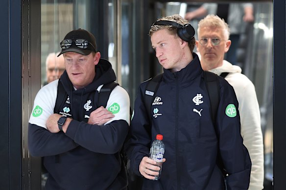 Carlton coach Michael Voss and player Flynn Young at Melbourne Airport on Friday.
