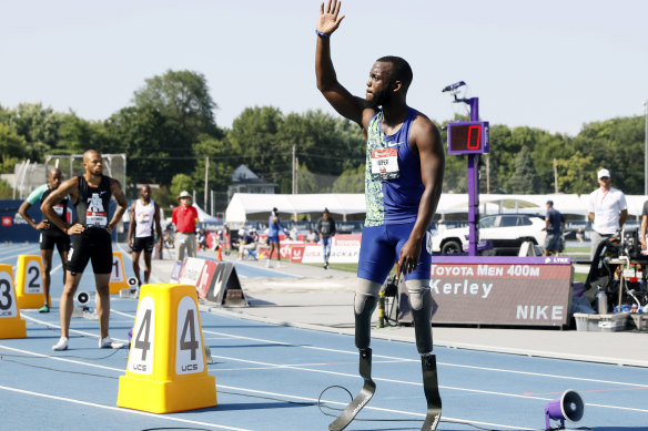 Blake Leeper waves to the crowd before the men's 400-meter dash at the US Championships.