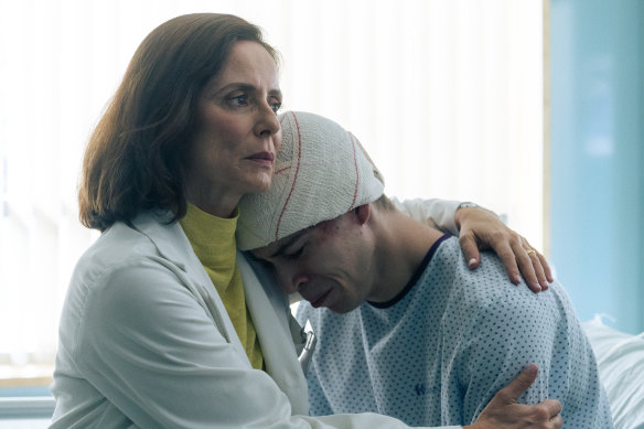 Dr Pilar Amaro (Aitana Sanchez-Gijon)  and her son (Rafa Verdugo) in Breathless.