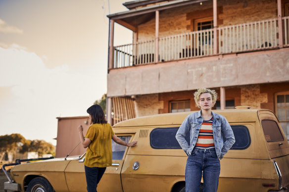 American backpackers Liv (Jessica Henwick) and Hanna (Julia Garner) at the Royal Hotel.