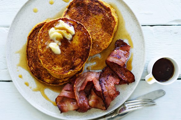 Panqueques de calabaza con especias, tocino y jarabe de arce.