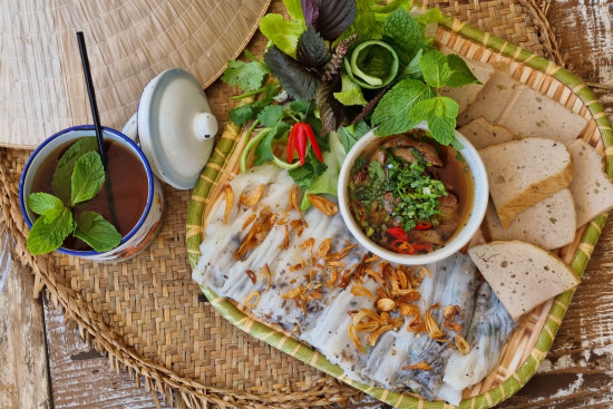 Banh cuon ba oanh (steamed rice paper roll).