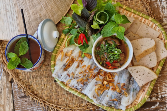 Banh cuon ba oanh (steamed rice paper roll).