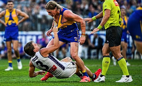 Harley Reid tangles with Caleb Serong.