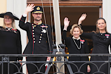 King Haakon VIII stood with his wife Queen Mette-Marit and mother, Queen Sonja, and their children Crown Princess Ingrid Alexandra and Prince Sverre Magus on the balcony of the Royal Palace in Oslo after King Harald V’s state funeral on Wednesday.