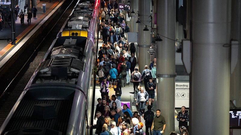 V/Line overwhelmed by Easter travellers, free public transport push