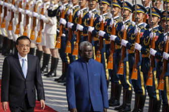 Çin Başbakanı Li Keqiang (solda) ve Solomon Adaları Başbakanı Manasseh Sogavare, 2019'da Pekin'deki Büyük Halk Salonu'nda düzenlenen bir karşılama töreni sırasında şeref kıtasını gözden geçiriyor.