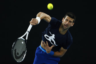 Novak Djokovic saat latihan untuk Australia Terbuka.  Pertarungan sang bintang untuk bermain di turnamen bisa menjadi bagian dari seri Netflix yang baru diumumkan.
