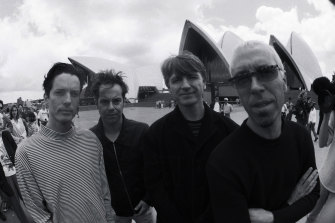 Mark Hart, Paul Hester, Neil Finn dan Nick Seymour sehari sebelum konser mereka di Sydney pada tahun 1996.