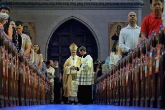 墨爾本大主教彼得·科門索利抵達聖帕特里克大教堂參加去年的複活節主日彌撒。