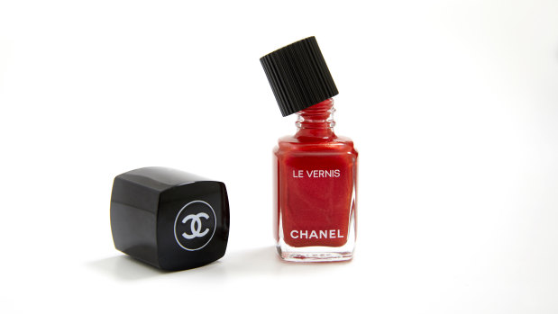 Chanel Le Vernis Longwear Nail Colour in Metallic Bloom.