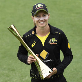 Meg Lanning with the trophy for the T20 series.
