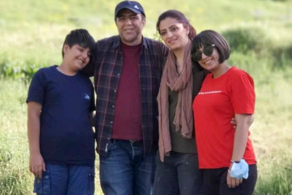 Uma foto sem data de Parnia Abbas, pais e irmão que mataram em Israel no prédio.