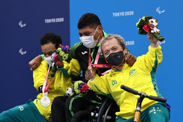 Kelly (left) and Patterson (right) celebrate on the podium with gold medallist Jesus Hernandez Hernandez. 