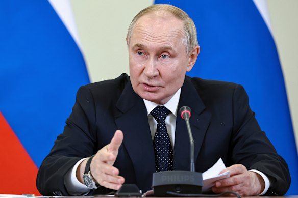 The Russian President Vladimir Putin pushed for a meeting with Donald Trump as the 