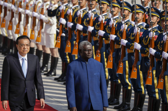 Chinese Premier Li Keqiang, left, and Solomon Islands PM Manasseh Sogavare in Beijing. 