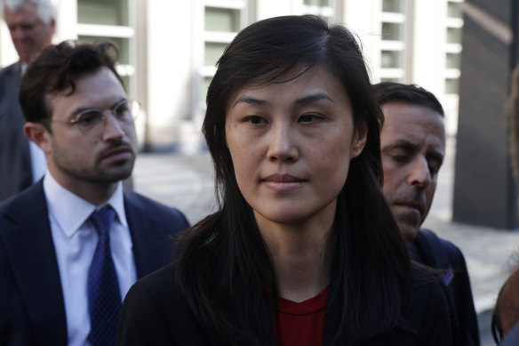 L'ancienne assistante du gouverneur de New York, Kathy Hochul, Linda Sun, quitte le tribunal fédéral de Brooklyn après sa mise en accusation.