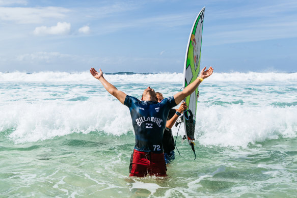 Jack Robinson Wins Billabong Pro At Pipeline Tyler Wright Second In Womens Final At World Surf