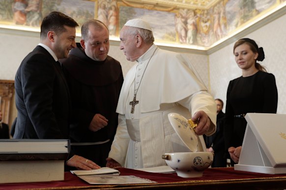 Pope Francis exchanges gifts with Ukrainian President Volodymyr Zelensky and his wife Olena Zelenska during a private audience at the Vatican in 2020.