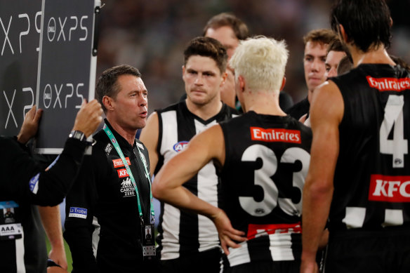 Collingwood coach Craig McRae addresses his players.