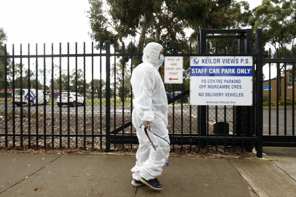 Cleaning crews work to deep clean Keilor Views Primary school in 2020. 