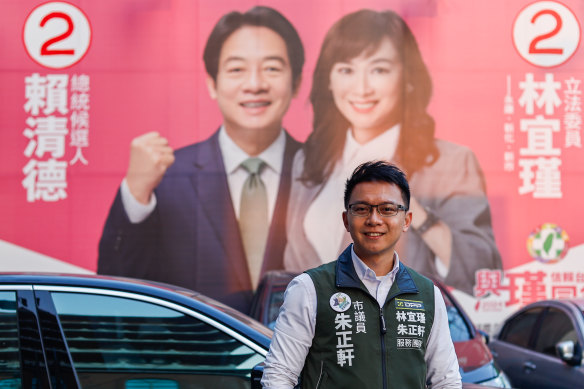 DPP Tainan City councillor Tsu Tsìng-hian in front of a banner featuring presidential candidate Lai Ching-te and vice presidential candidate Lin I-chin