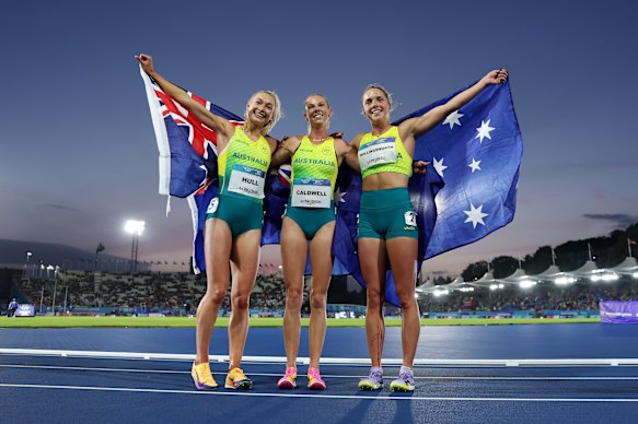 Australians swept the podium in the women’s mile, Abbey Caldwell taking gold from Jess Hull and Claudia Hollingsworth.