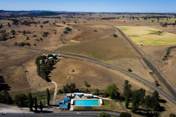 The Molong Swimming Pool, in the NSW Central West, has been filled entirely with bore water before opening up for the summer season. 