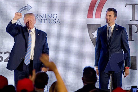 O presidente Donald Trump se junta a Charlie Kirk no palco em uma cúpula de ação para estudantes adolescentes em 2019.