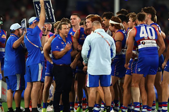 Bulldogs coach Luke Beveridge speaks to his players on Thursday night.