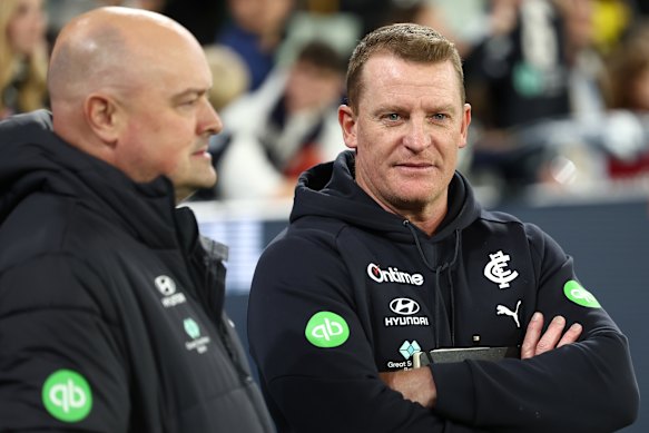 El jefe de fútbol de Carlton, Chris Davies, y el entrenador Michael Voss.