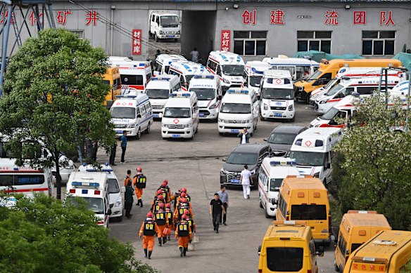 Veicoli sanitari e di soccorso d'emergenza si riuniscono sul luogo dell'incidente nella miniera di carbone di Liushenyu.