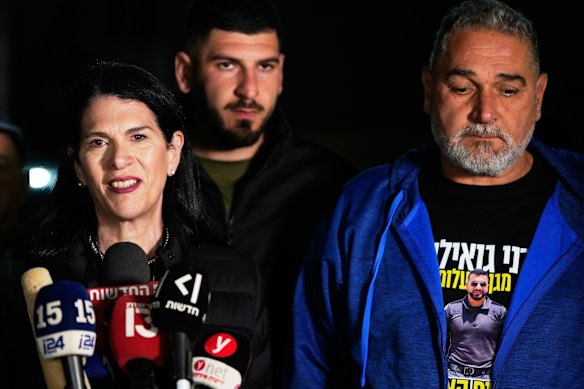 月曜、イスラエル南部ミタール村の自宅にいるグウィリさんの両親、タリク・グウィリさんとイツィク・グウィリさん。