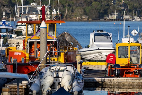 Os restos carbonizados de uma das embarcações.
