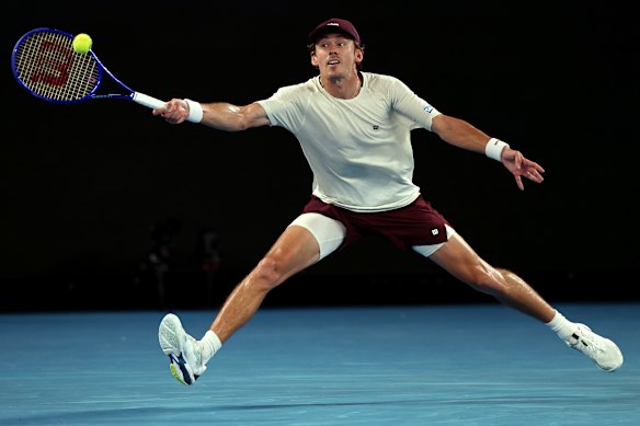 Alex de Minaur plays a forehand.