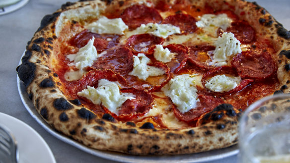 Pizza pepperoni cu mozzarella de bivoliță.