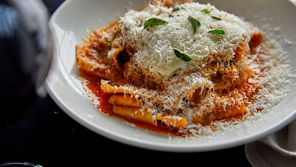 Pappardelle com ragu de pernil de vitela, espuma de parmesão e orégano do Restaurante Santino. 