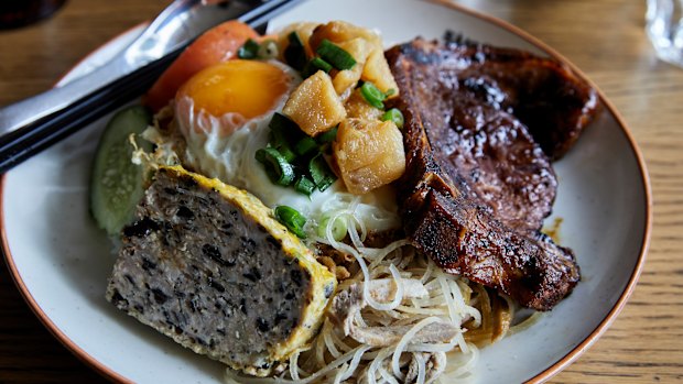 Com tam special combination broken rice set.