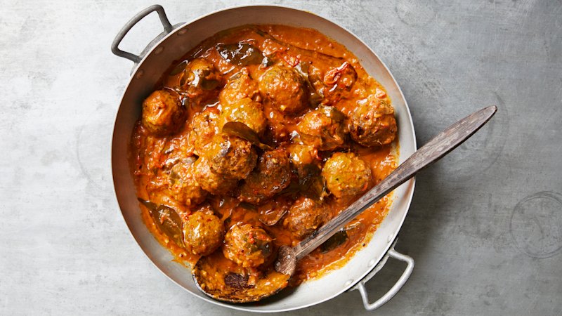 Šrilanški kuhar O Tama Carey deli recept za mesne kroglice v curryju