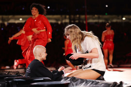 Taylor Swift givers her 22 hat to Scarlett Oliver at Accor Stadium on Friday night. The nine-year-old has been undergoing chemotherapy for a brain tumour. 