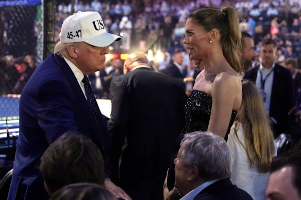Başkan Donald Trump, Donald Trump Jr.'ın eşi Bettina Trump ile konuşuyor.