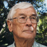 Entrepreneur and philanthropist Dick Smith wants the United States to drop its attempt to bring Julian Assange to trial over espionage charges.