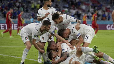 Gli italiani festeggiano il primo gol di Nicolò Barella contro il Belgio.