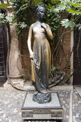 The bronze statue of Juliet at Casa di Giulietta.