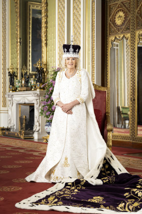 Kraliçe Camilla, taç giyme töreninden sonra Buckingham Sarayı'nda resmedildi.