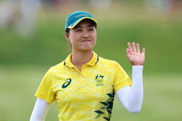 Minjee Lee acknowledges the crowd on the 18th green during Day One 
