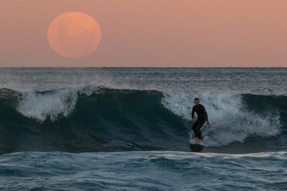 A super blood moon rises off Sydney’s Manly Beach in 2018.