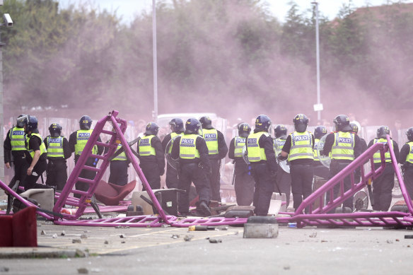 Riot police clash with anti-migration protesters outside the Holiday Inn Express in Manvers.