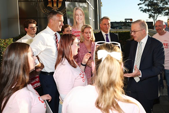 The PM talks to volunteers.