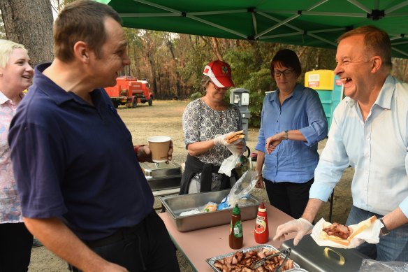 Anthony Albanese helps feed the RFS crews at Bilpin on Friday.